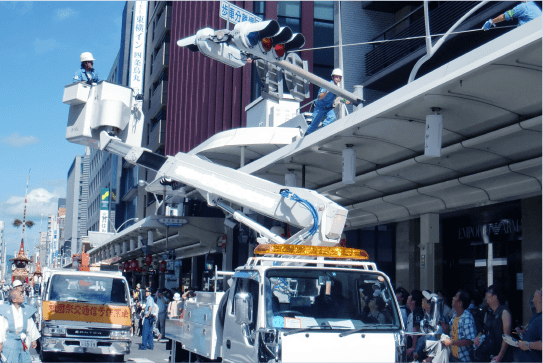 株式会社デューイテクニカルの交通信号機旋回作業